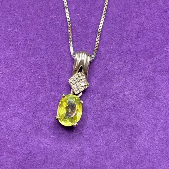 💛 10k & 9k White Gold Peridot & Diamond Pendant Necklace - Picture 3 of 9